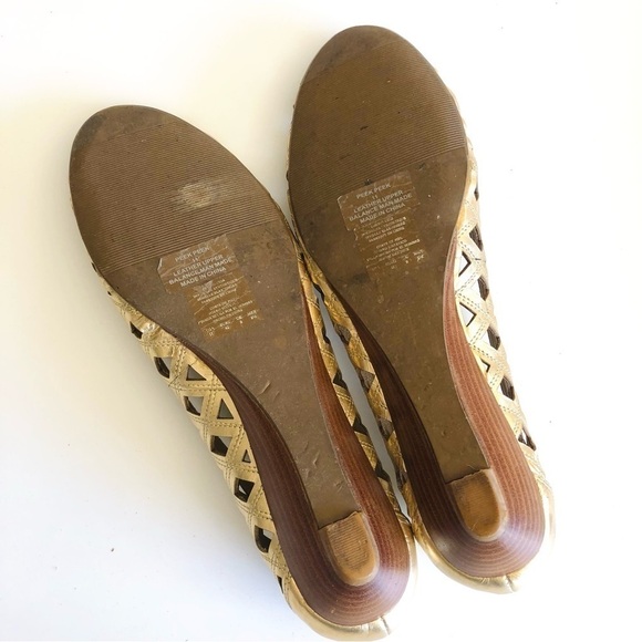 Kenneth Cole Reaction Peek Peek Perforated Wedges - Picture 9 of 15